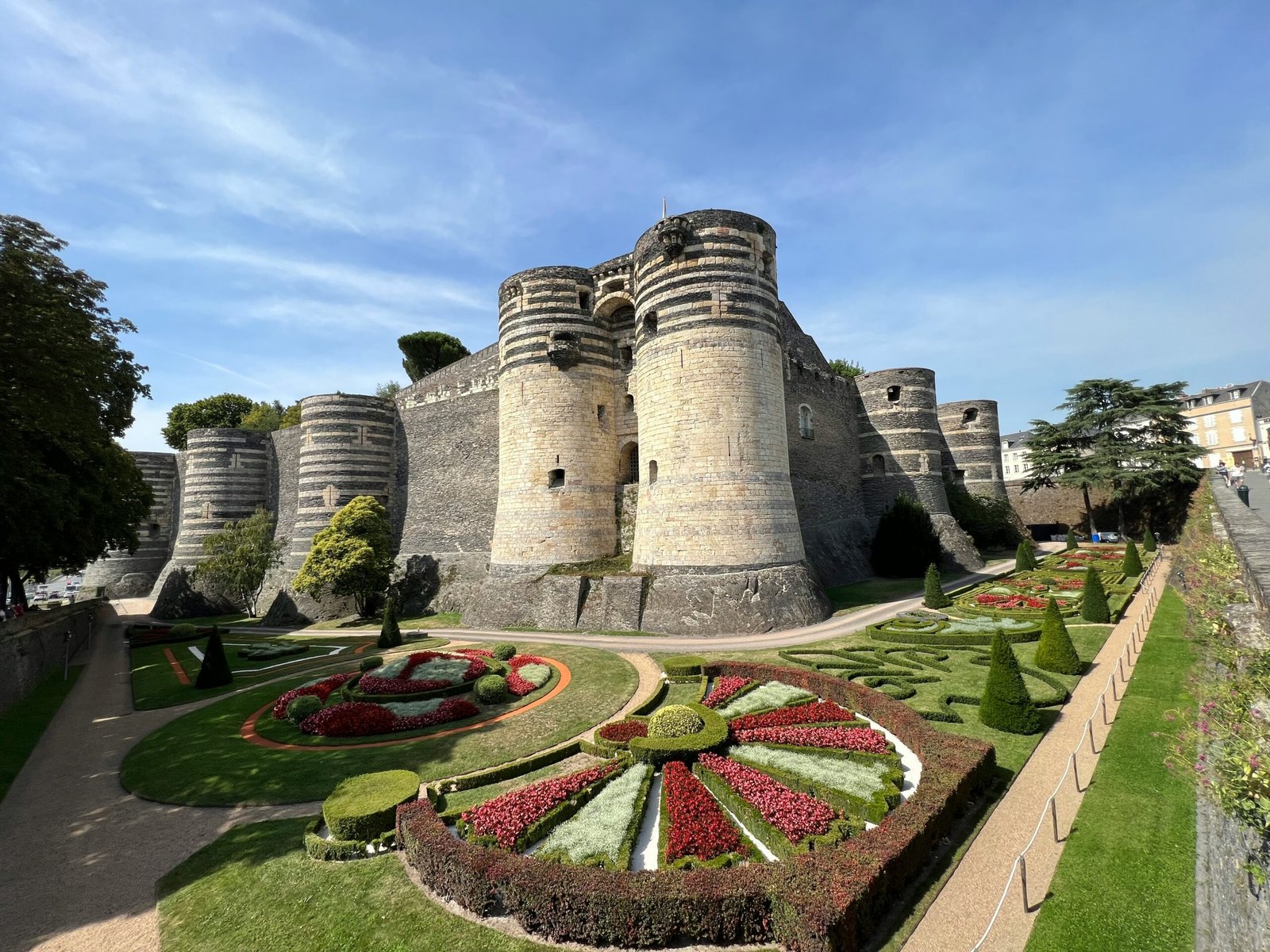 Drone nettoyant une toiture à Angers.