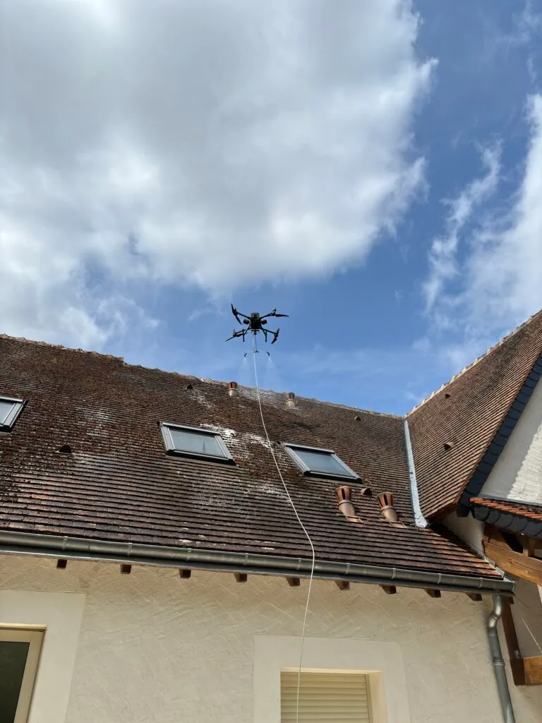 nettoyage d'une toiture à l'aide d'un drone professionnel