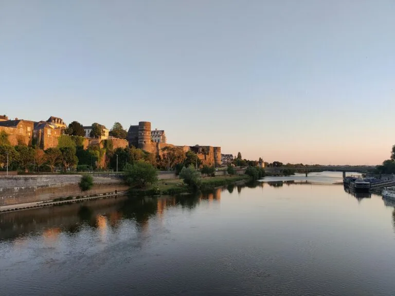 Découvrez comment le nettoyage par drone révolutionne l'entretien des bâtiments à Angers : une solution innovante, économique et écologique pour le démoussage de toiture et le nettoyage de façade en Maine-et-Loire.
