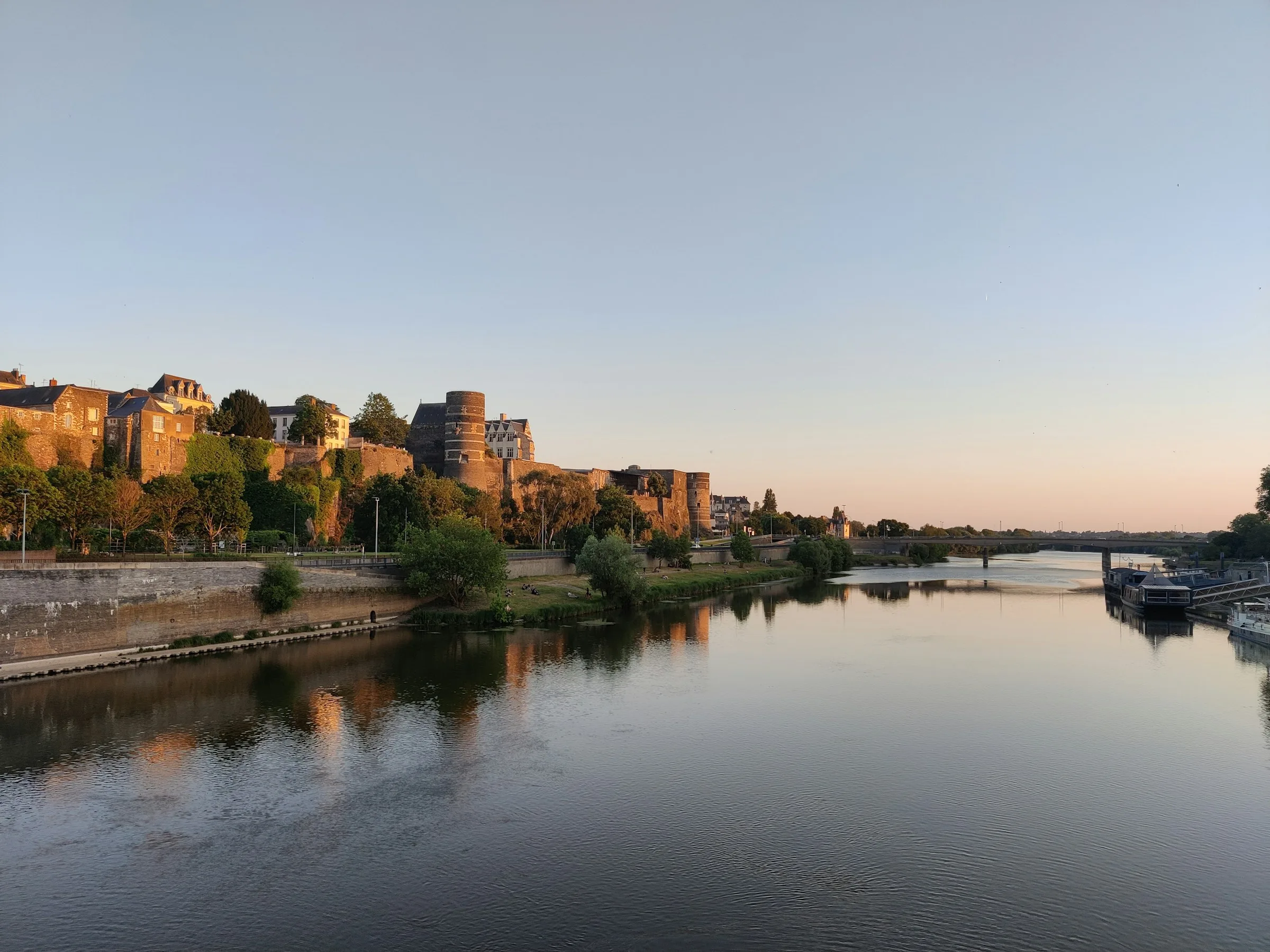 Découvrez comment le nettoyage par drone révolutionne l'entretien des bâtiments à Angers : une solution innovante, économique et écologique pour le démoussage de toiture et le nettoyage de façade en Maine-et-Loire.