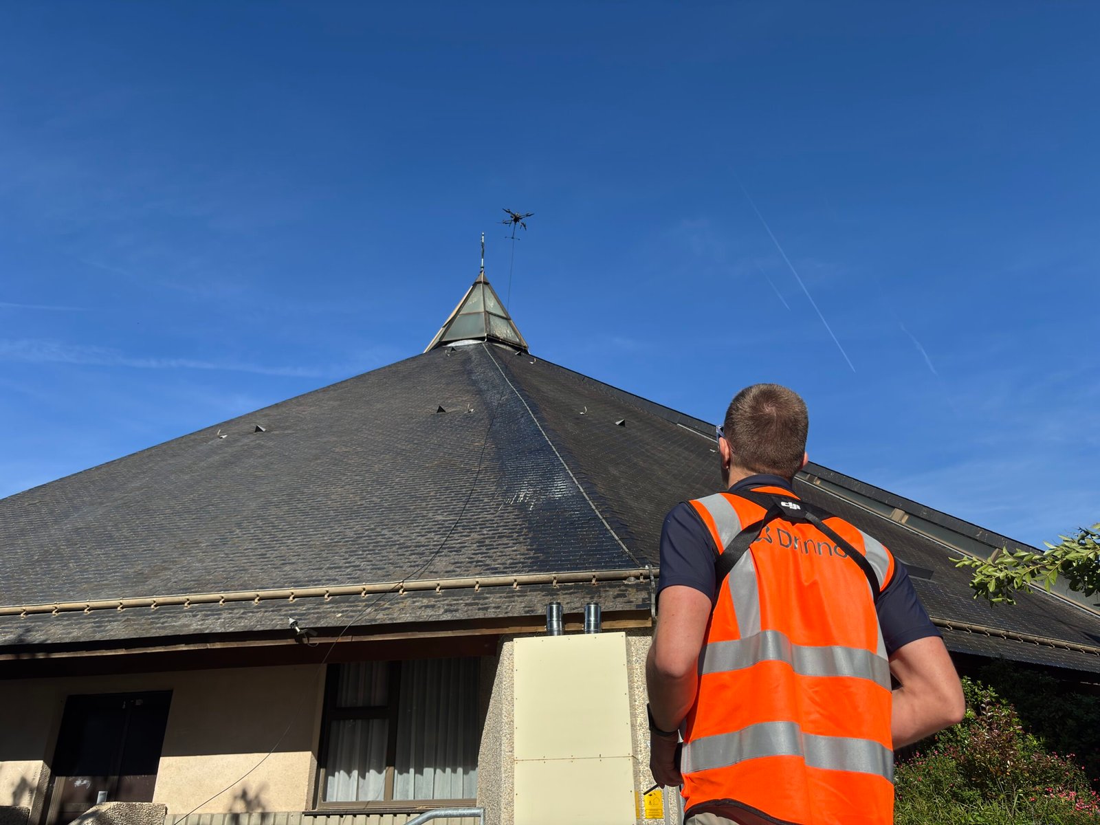 Nettoyage de la toiture d'une église par drone