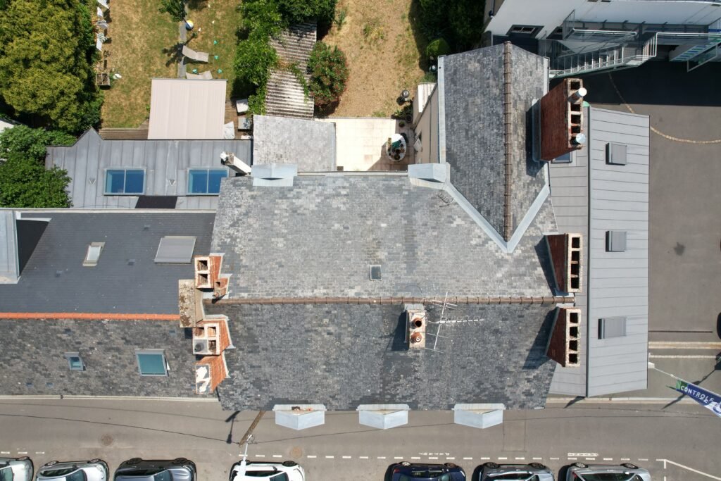 Après : toiture d’immeuble à Angers traitée par drone, ardoises plus uniformes