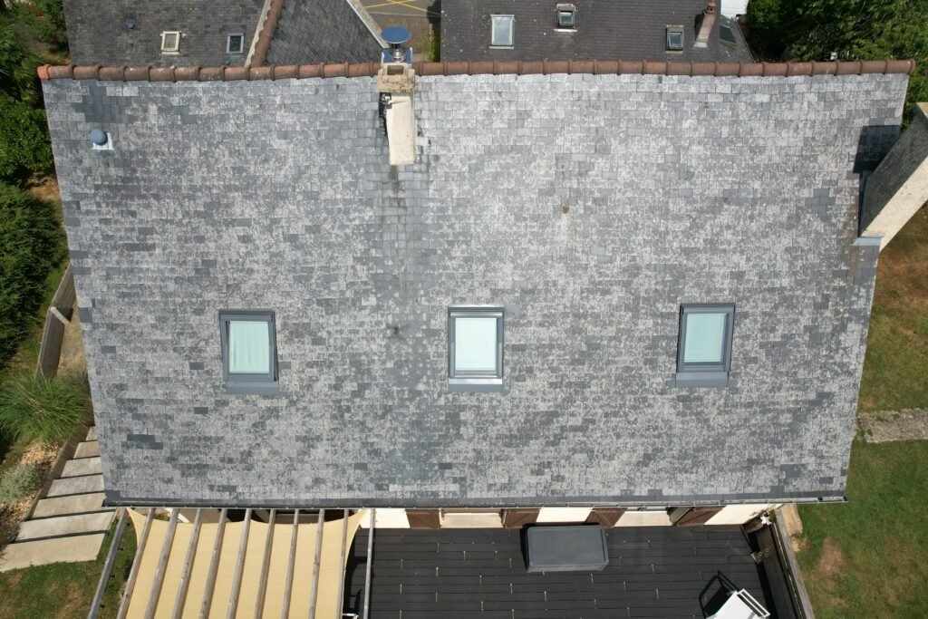 Après : versant d’ardoises nettoyé par drone autour de trois velux — Bretagne