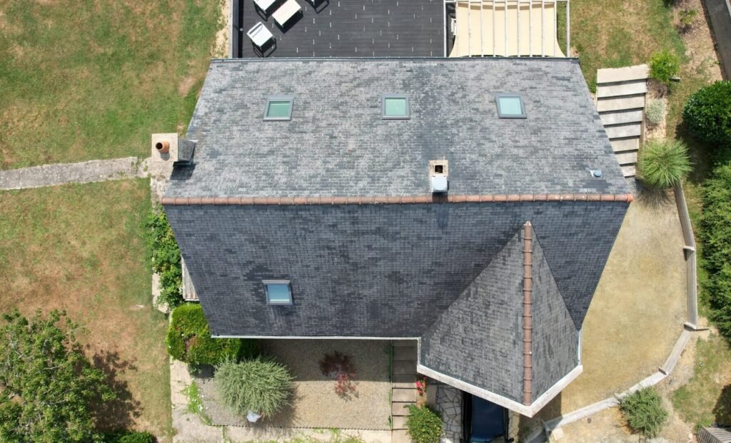 Après traitement par drone : toiture en ardoise nette, vue d’ensemble — Bretagne