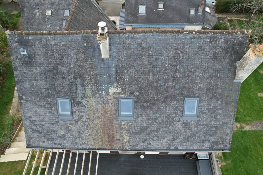 Avant : versant d’ardoises recouvert de lichens jaunes autour de trois velux — Bretagne