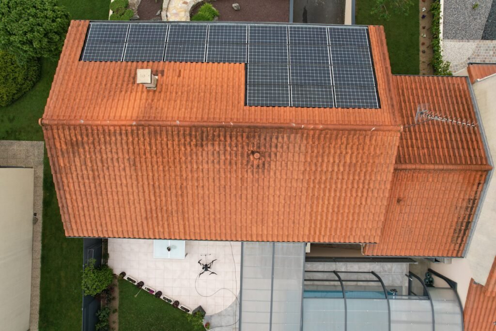 Avant : tuiles canal terre cuite et panneaux solaires avec coulures, Cholet, drone au sol