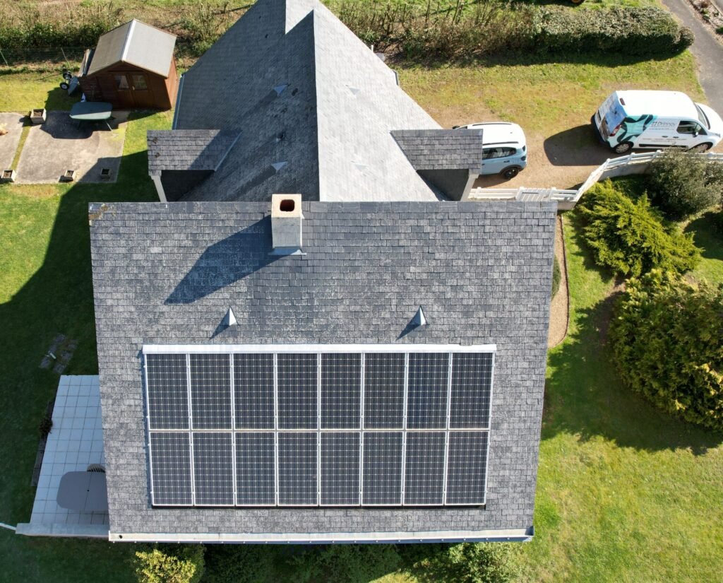 Après : toiture ardoise et panneaux solaires traités par drone à Verrières-en-Anjou