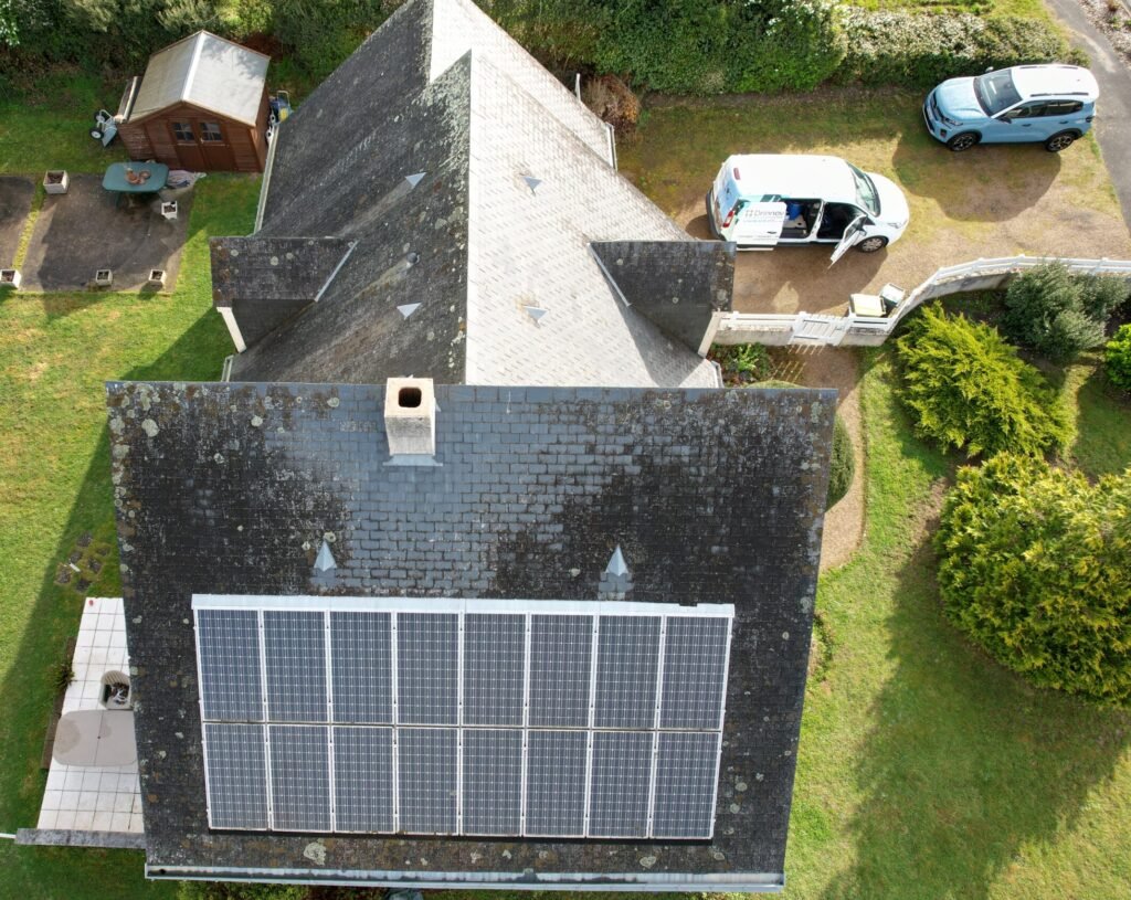 Avant : toiture ardoise et centrale photovoltaïque encrassées à Verrières-en-Anjou